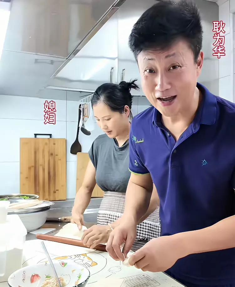 现在的歌唱家，已经成为了家长里短的晒幸福狂魔。
耿为华二婚娶了一个小娇妻，从此开