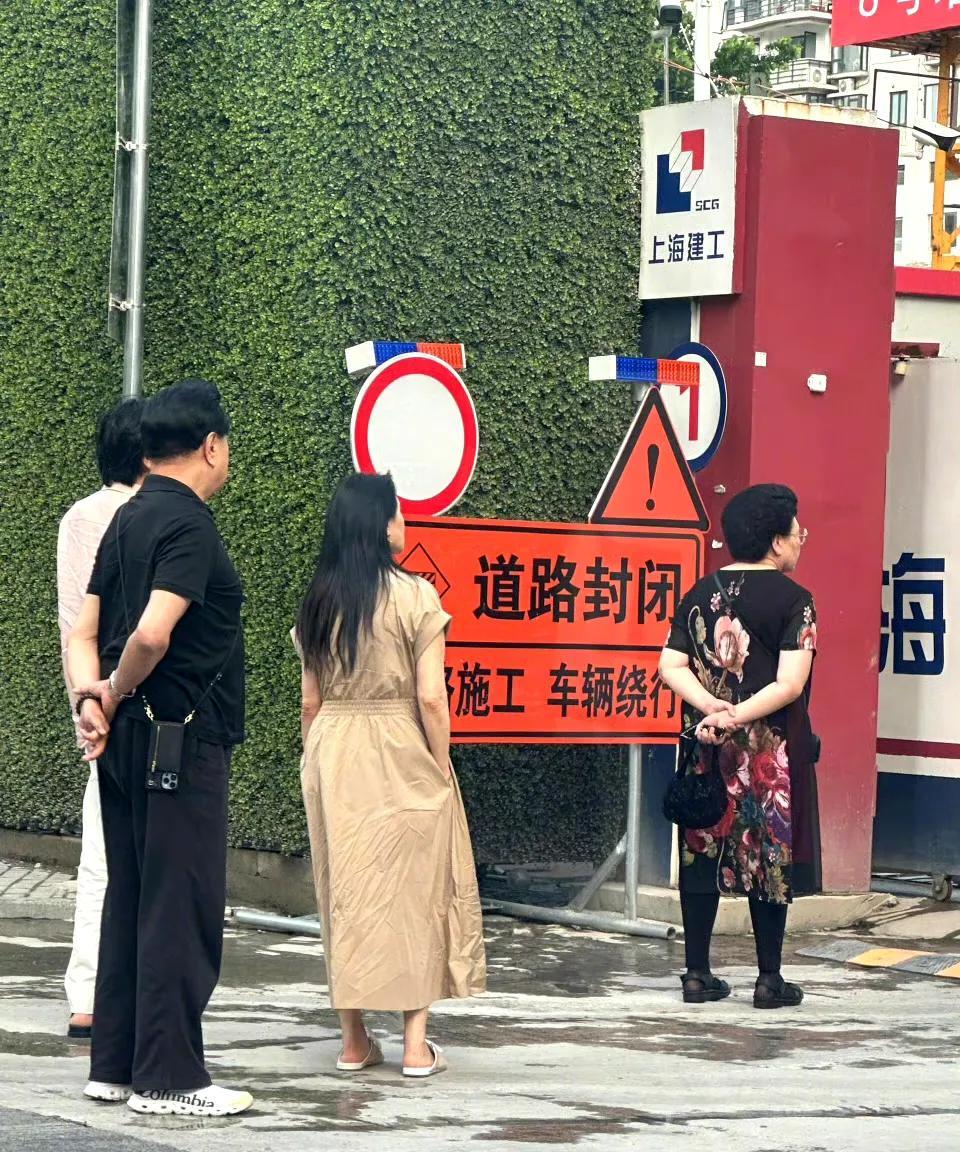 网友在上海偶遇秦昊和伊能静一家人看房，发现他们私下相处十分自在，家庭氛围温馨和睦