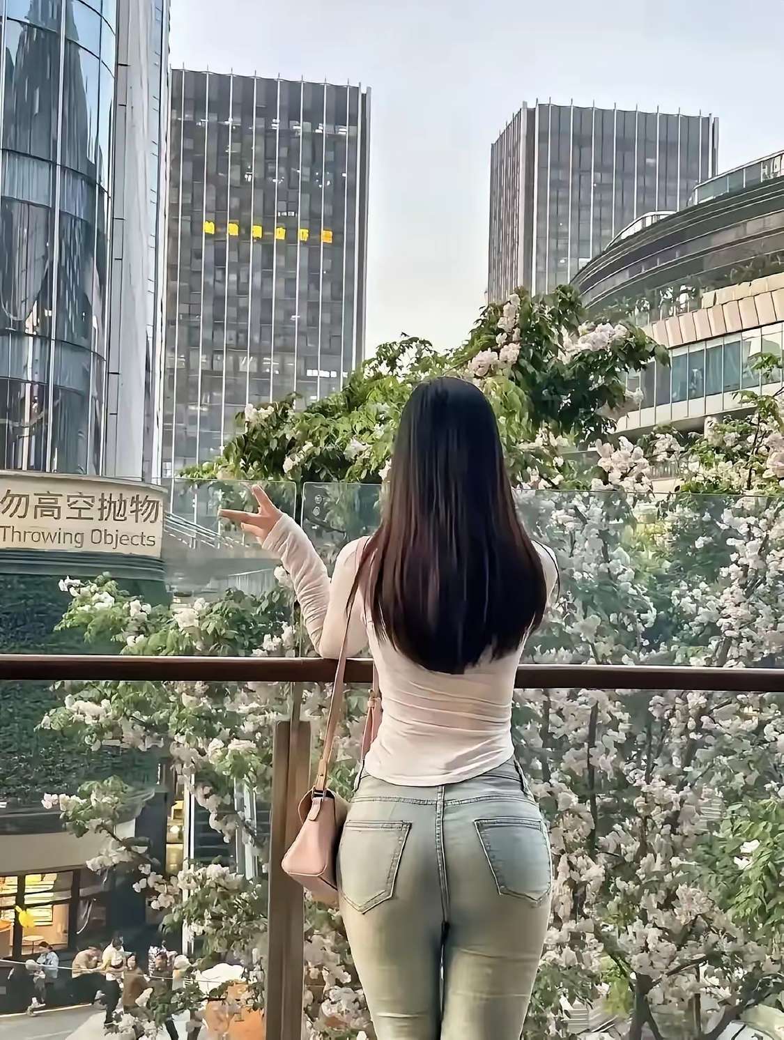 24岁的表妹，从小到大没有谈过对象，想找个满眼都是她的男孩