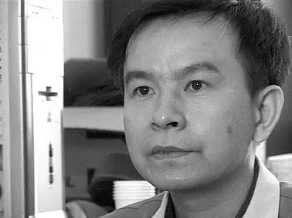 1992年，浙大高材生李红涛被警察逮捕，然而让所有人不敢相信的是，他竟然趁着警察