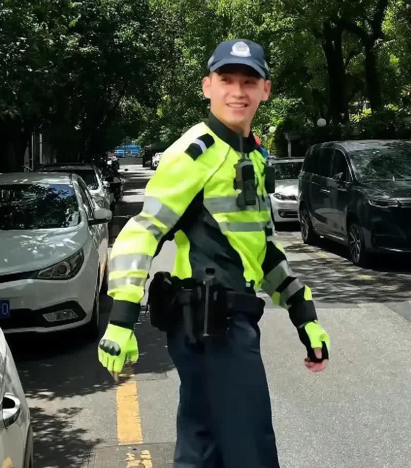 20条行车礼让知识，一定记住！
一：左转，让直行
二：右转，让左转
三：进