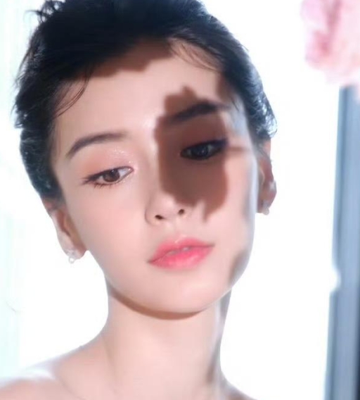 杨紫真是娱乐圈的一朵奇葩，占了两个极端：演技最烂，颜值最美！