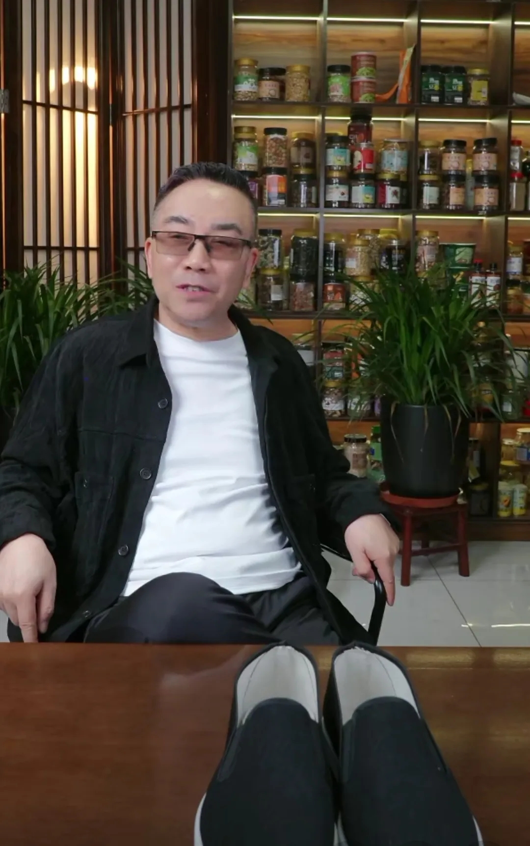 杨议：有人想让我往小布鞋上签字，想踩着我！杨议昨天直播又开始了卖小布鞋，杨议表示