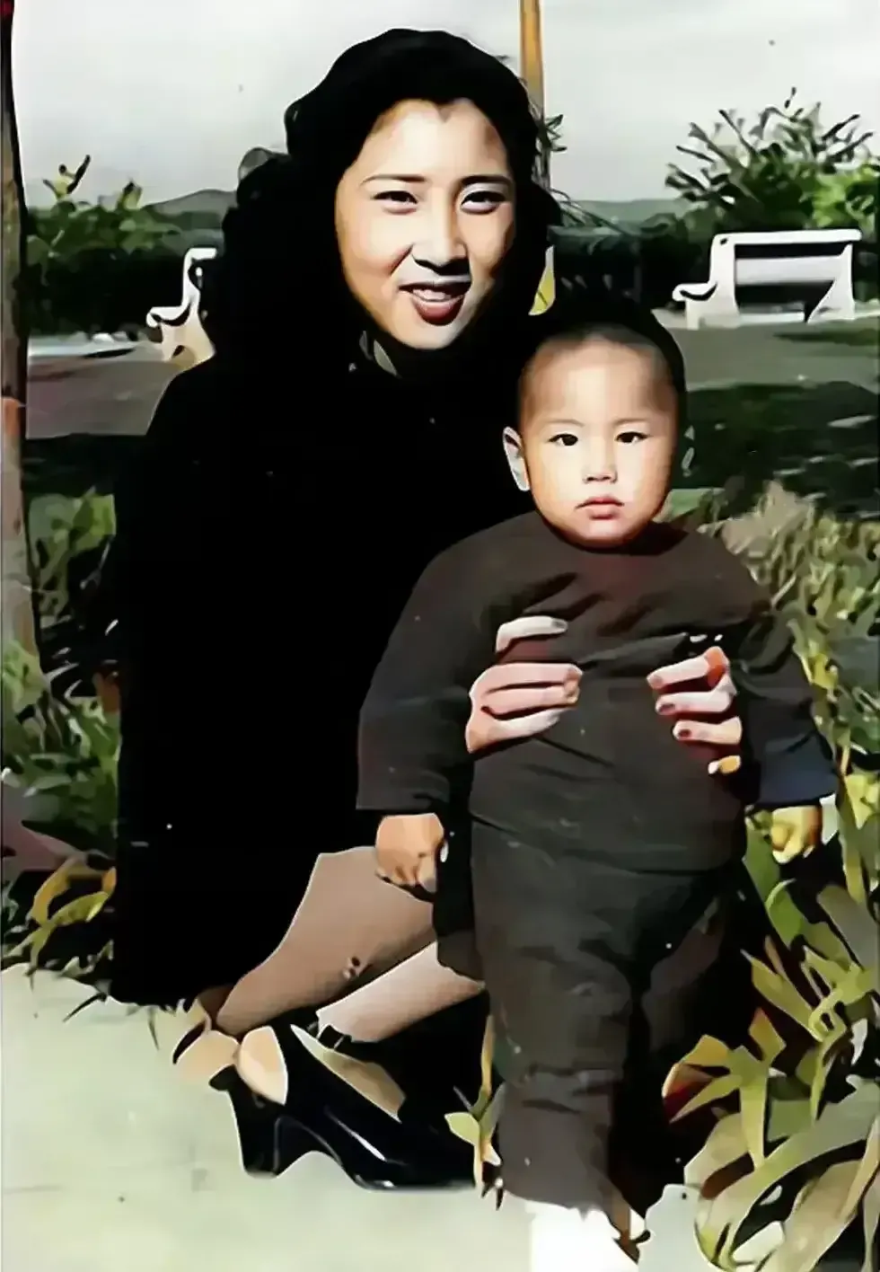 这是1948年，张灵甫的妻子和儿子，一张罕见的留影，张灵甫阵亡以后，由于无法生活