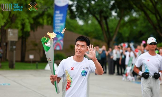 今天，成都2025世界运动会的火炬传递正式开启，火种在三星堆完成采集后，在多个具