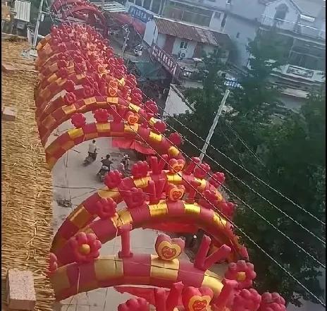 天！瞧这阵势！您以为是新人结婚吗？不是，升学宴。一看这阵势要么985，要么211