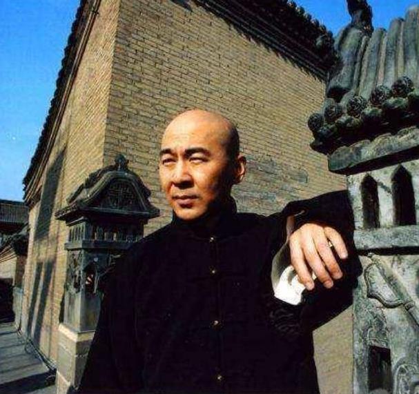 1900年，慈禧来到山西首富乔家，要借十万两白银应急。乔致庸跪倒在地：“30万都
