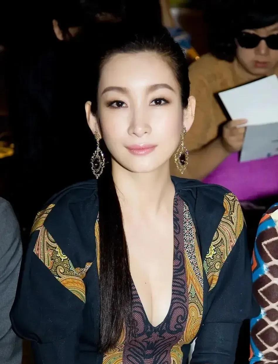 秦海璐和李湘，曾经同时看上身价20亿的男人，为什么结局却完全不同呢？
秦海璐和李