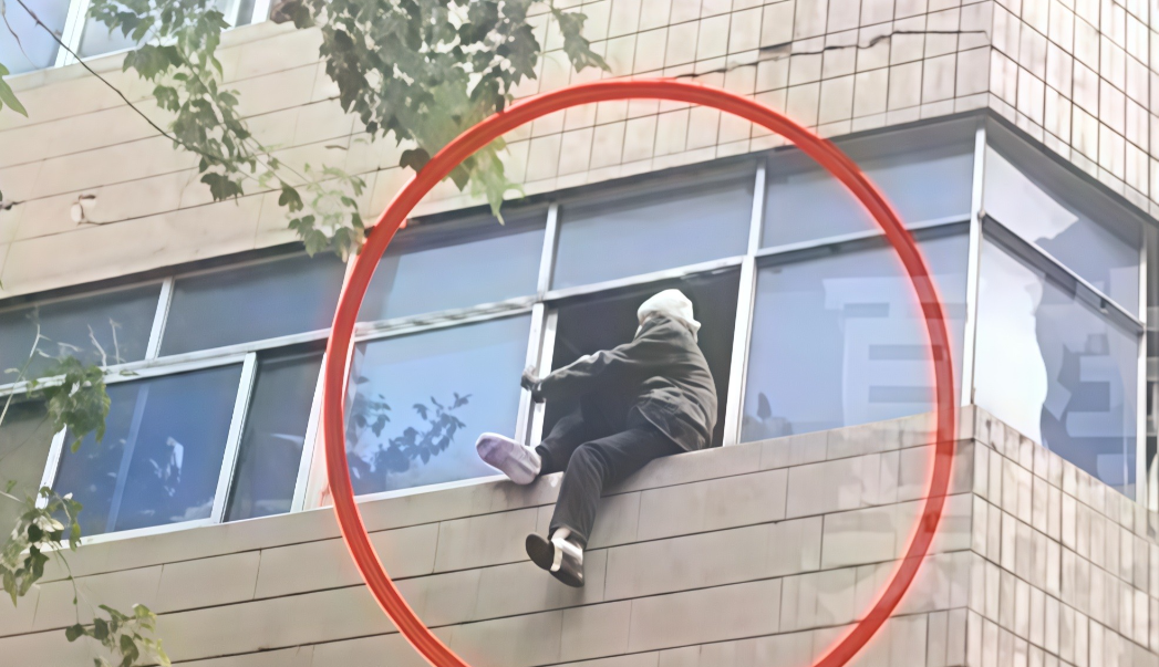 河南102岁老人从三楼坠落；楼下路人和商户紧急营救.目击者称；她从窗户里爬出来！