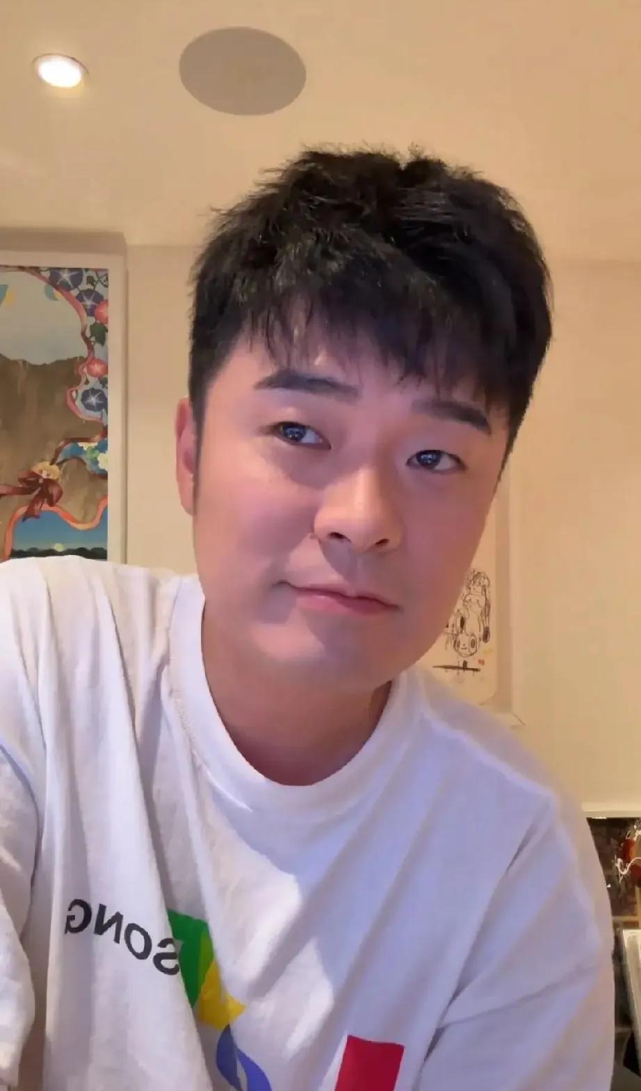 现在终于明白
张子萱了
因为陈赫除了有着搞笑的一面他还是一个特深情深情的人，怪不