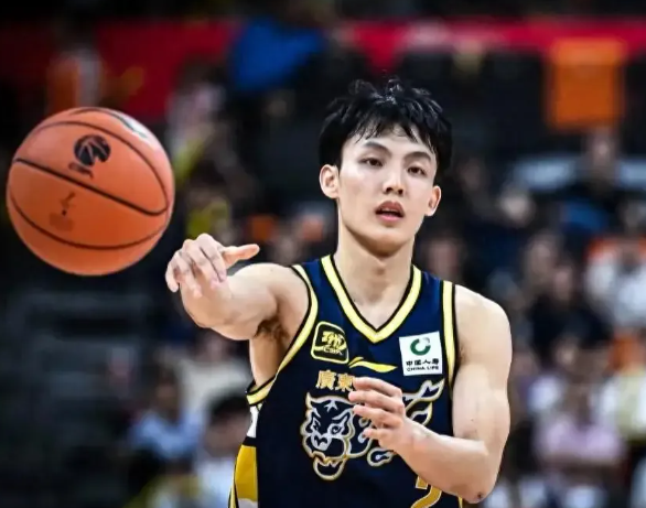 胡明轩缺阵的时候，徐杰总是能打的游刃有余！
俱乐部杯，徐杰所在的广东，连续好几场