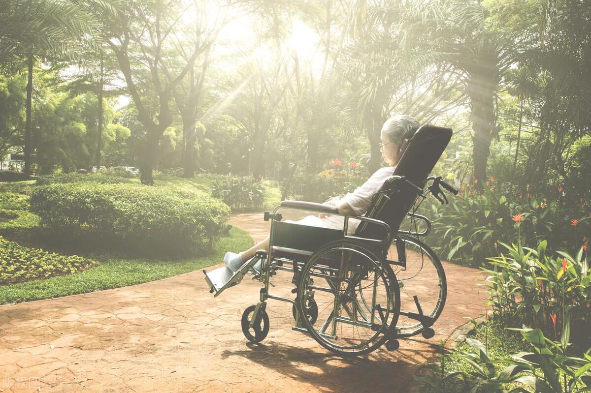 我们老家有个大伯才60岁出头，前两天正在厨房做饭呢，人就不行了。大家都说他是累 