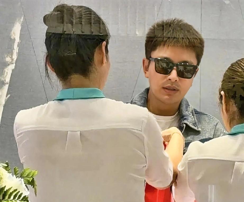 近日，有网友在街头偶遇贾乃亮购买金钞，这一行为引发网友热议，贾乃亮的“慷慨”人设