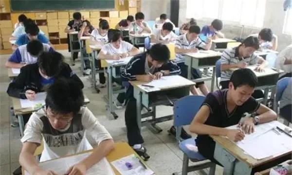 惊讶！恢复高考至今48年的变迁中，许多方面一成不变。
今天是全国高三毕业生最难忘