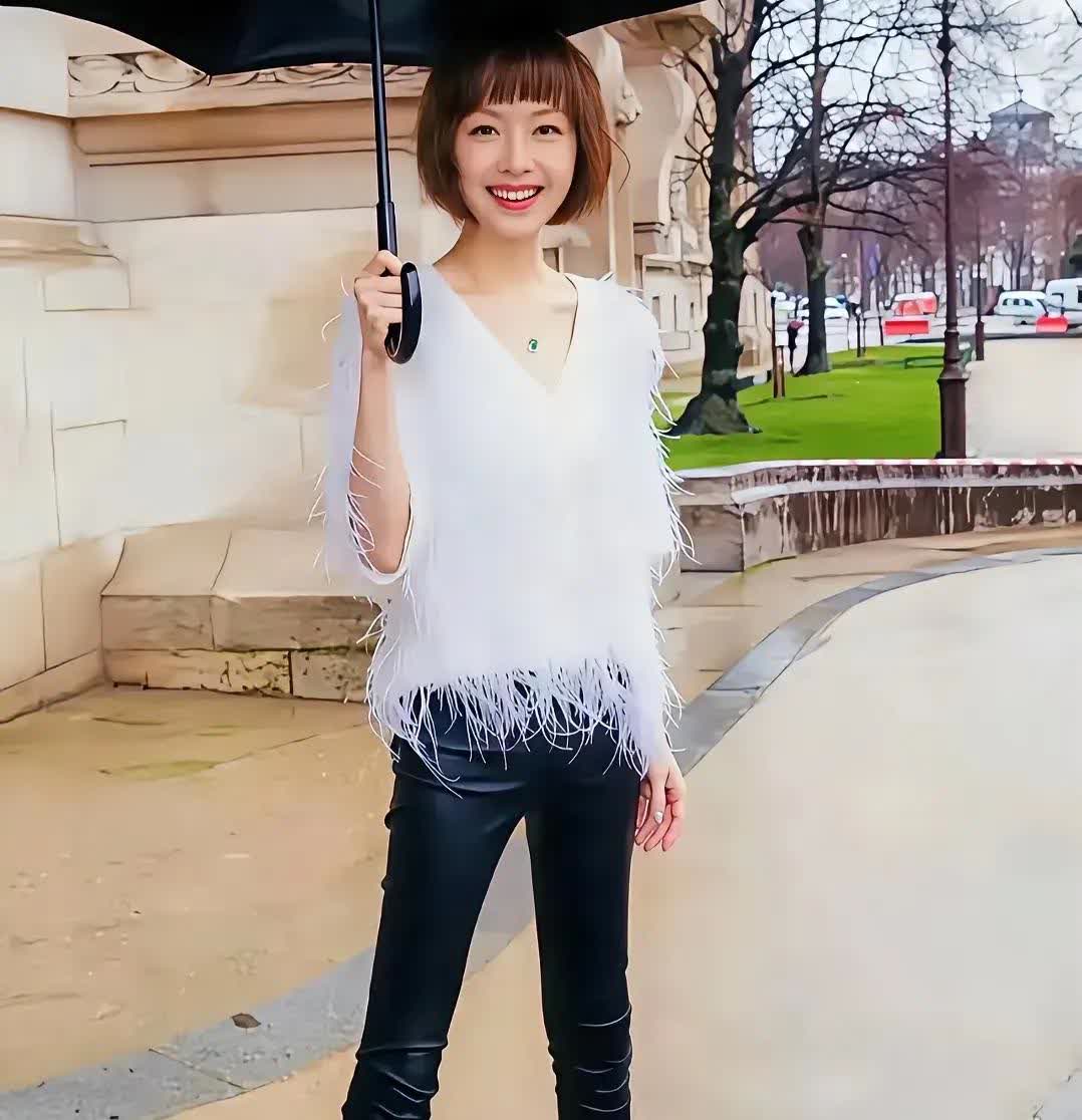 鲁豫，身材真是无敌了，但感觉这肉肉的脚丫，和这细腿太不成正比了。