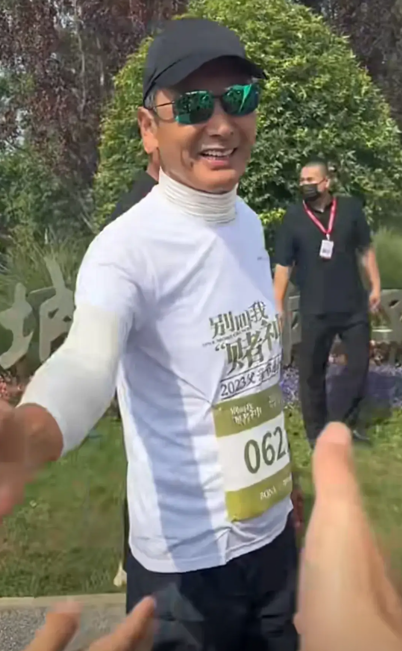 周润发北京参加活动，四位黑衣保镖相伴左右！
近日，发哥在北京参加活动现场，面色红