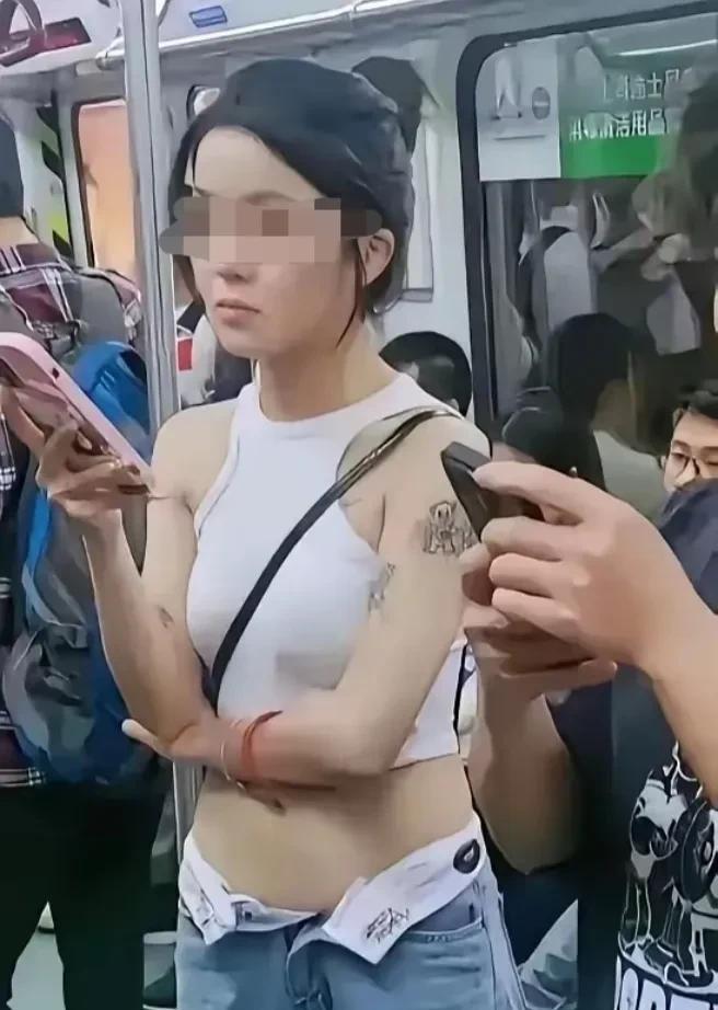 我真心的不懂，还种裤子的设计和穿着美在哪里？潮在哪里？酷在哪里？
地铁上的这一幕