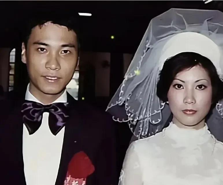 图片的男人是一位香港著名的喜剧演员。
这是1976年，他和妻子麦莉莉的结婚照。