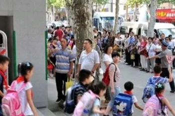 人民日报都看不下去了，现在很多城市小学，三点半就放学了，家长接娃确实是个大难题，