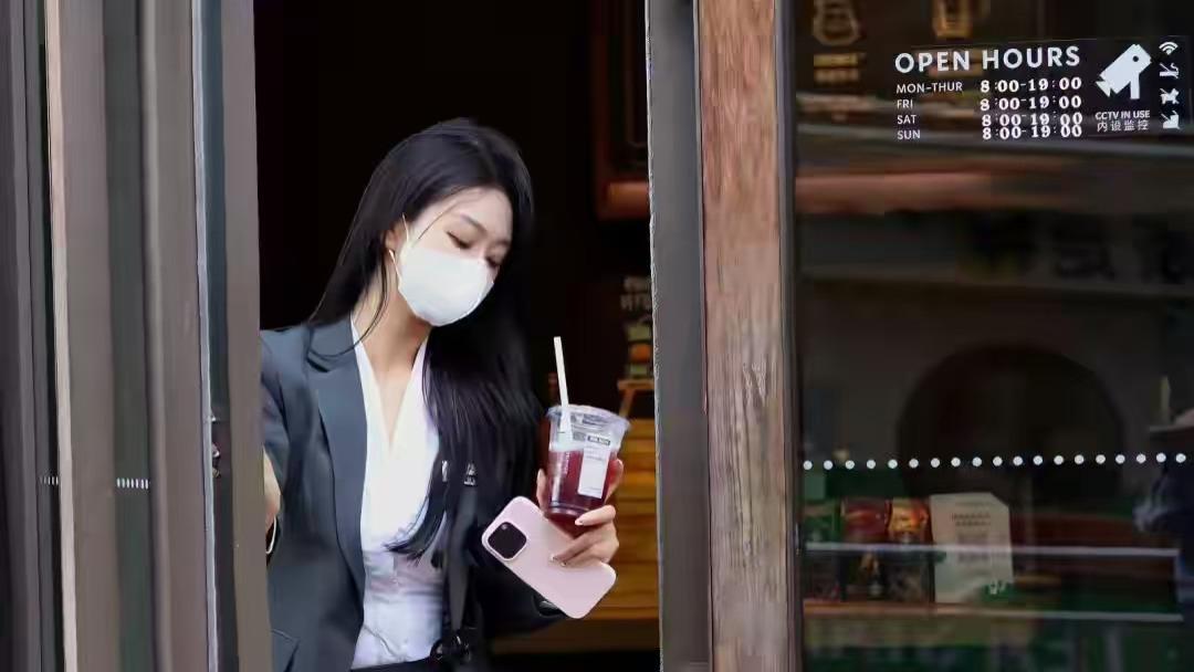 6千到年入百万，酒店前台靠满足富豪奇葩生意逆袭，有人却看不起