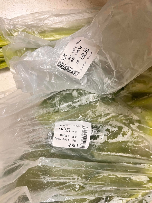 今天和楼下邻居聊天，我才知道什么是节约！普通人这样才能存钱。
同样的一家三口，他