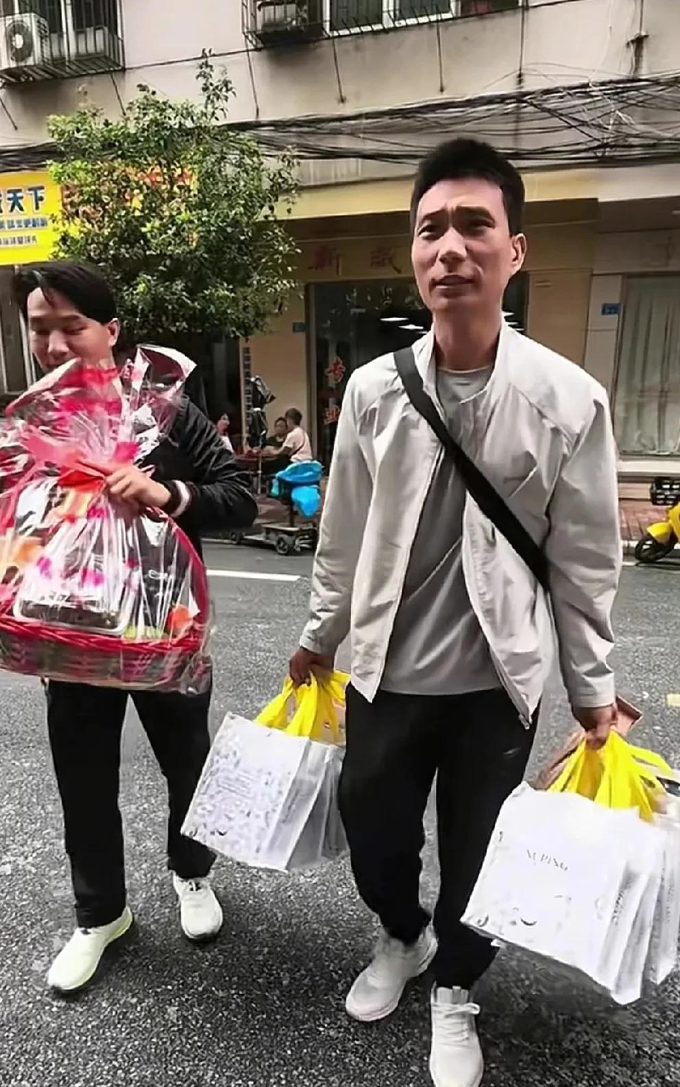 苏牙子来到广州，去看望了他在福利院时期的寄养妈妈。带的礼物，有果篮，普洱茶，还有