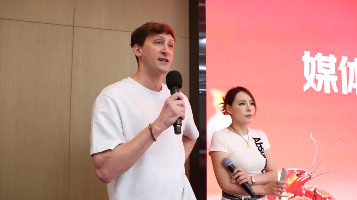 老外破防了！在美国只吃荔枝罐头的他，竟在中国实现“鲜荔自由”：8元一斤敞开吃！