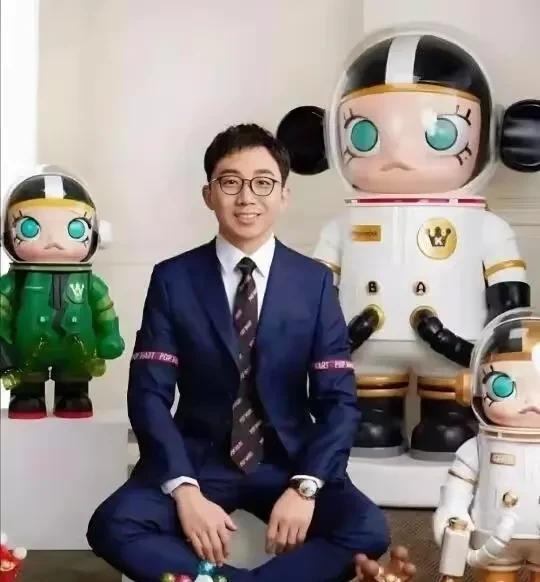泡泡玛特到底是什么魔力让全球疯狂？
1、玩偶的精致
2、明星的示范
3、人性中的