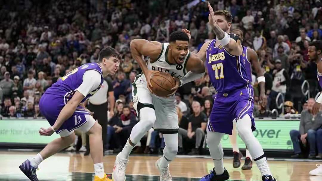 湖人3巨头齐爆发，詹姆斯认清现实，艾顿再创神迹