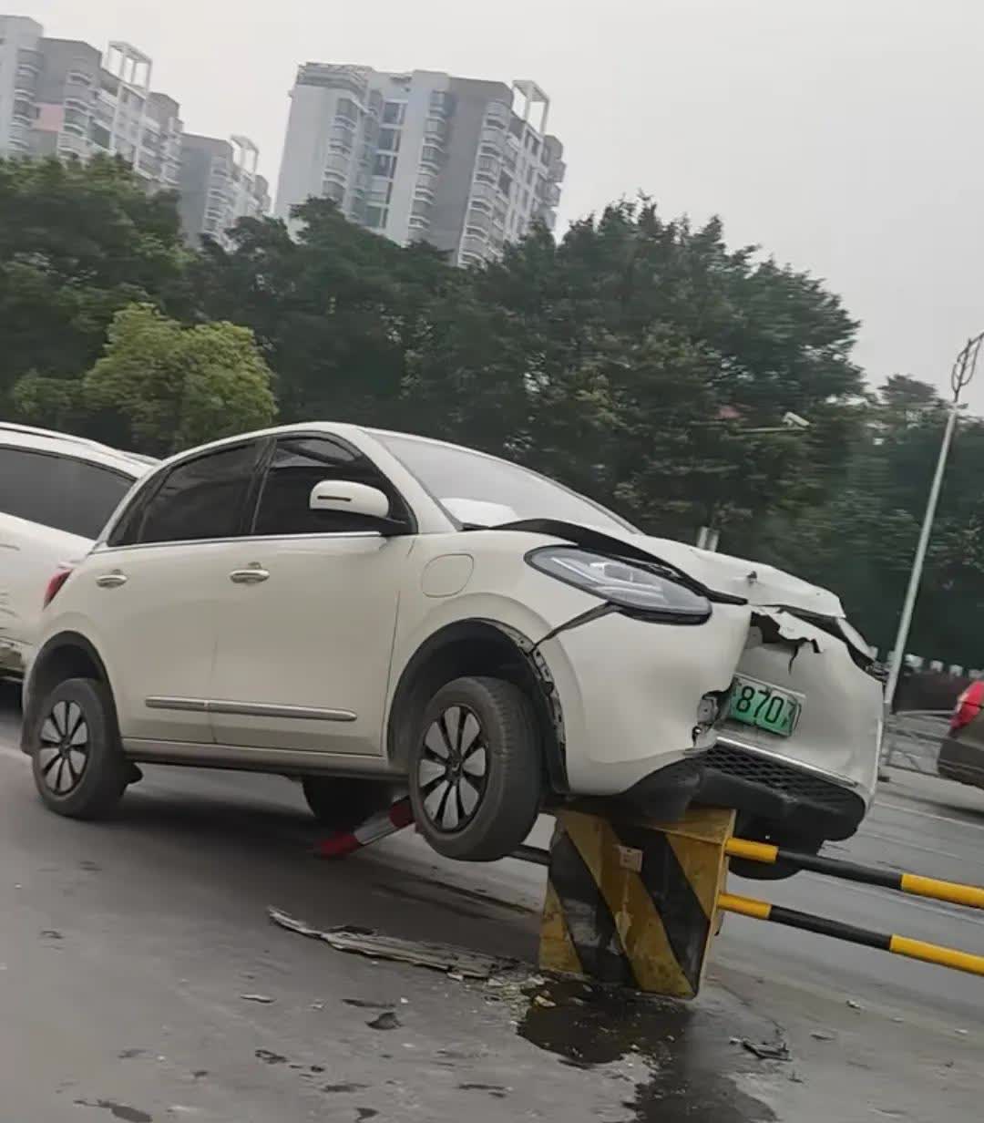 这辆神车是起飞失败了吗？道路千万条，安全第一条！开车还是多注意安全，别乱起飞啊！