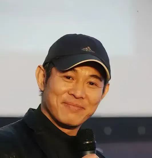 李连杰和他的四个女儿，
他与前任生了两个女儿，现任也生了两千女儿，但对于四个女