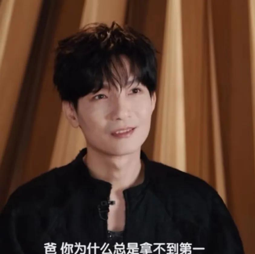 陈楚生的儿子问：“爸，你为什么总是拿不到第一？”
陈楚生回复，很正常，没有无所不