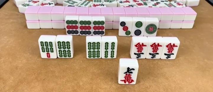 各位，此牌你会打4条还是7万？给你三秒钟考虑，请在评论区写岀答案。
反正我会打单