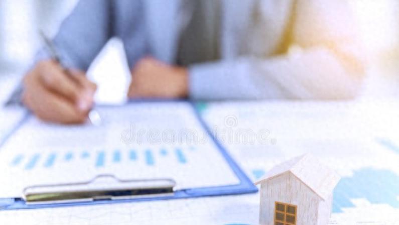 广东男子的房子被拆迁获赔220万但没有过户，原房主拖着70万不给