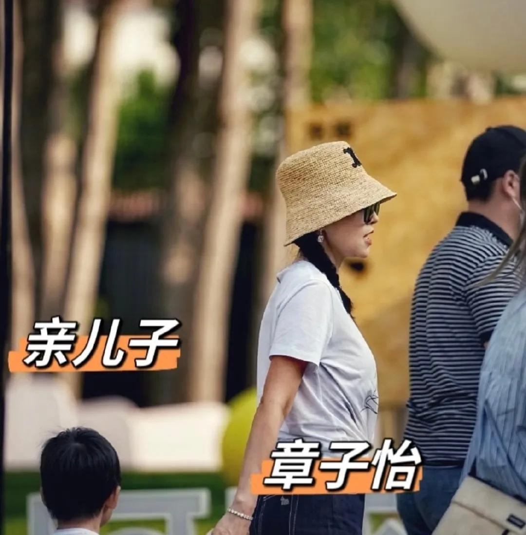 章子怡儿童节晒娃，尽显温情母爱
儿童节之际，章子怡在社交平台大方晒出女儿与儿子的