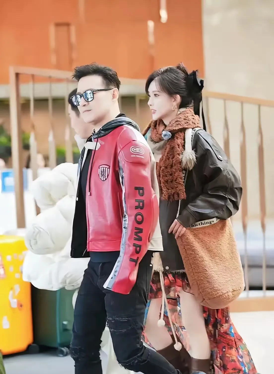 汪峰携小女友新疆甜蜜游











我的天哪！54岁的汪峰和年轻女友在