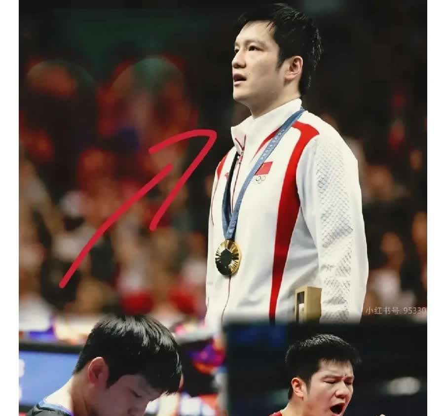 一句话，全网破防。

原来冠军也会哭。

巴黎归来，樊振东把金牌塞进口袋