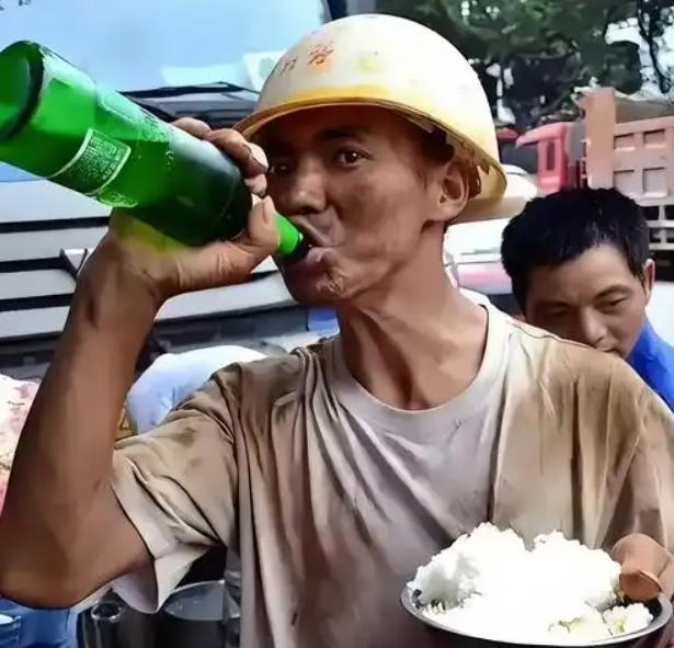 大家发现没？一些农民工饭前总喜欢拿一瓶啤酒，并且在很短时间内喝下去，然后再开始吃
