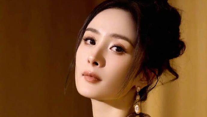 杨幂鎏金裙封神：把 “贵气明艳” 焊在身上的氛围感女王