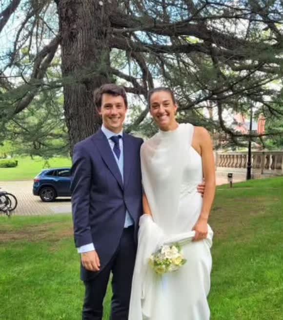 加西亚和男友结婚了！恭喜！
所以之前说加西亚有过女友是真是假？