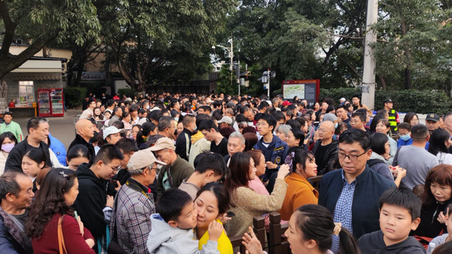 现场排队超1个小时！渝中悬空栈道火爆出圈，重庆又添网红打卡地
