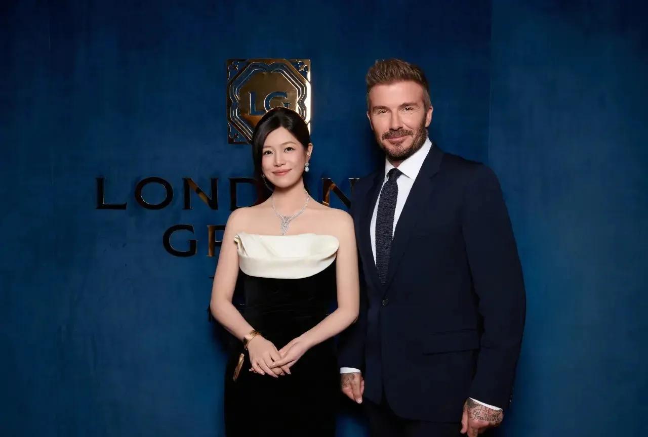 乍一看陈妍希和贝克汉姆，以为是进了蜡像馆。离婚认真搞事业的陈妍希重回颜值巅峰，与