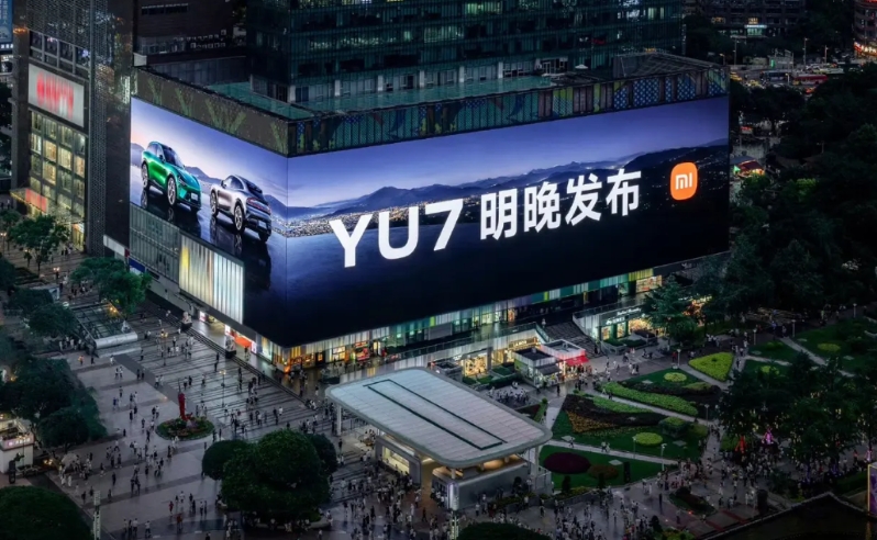 小米真有钱啊，车还没有发布，线下的实体广告已经在全国各个重要的城市投放了！

包
