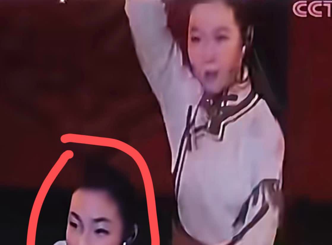 那尔那茜15岁时候，就火了！
2005年，这位尊贵的蒙古公主，
和吉祥三宝的