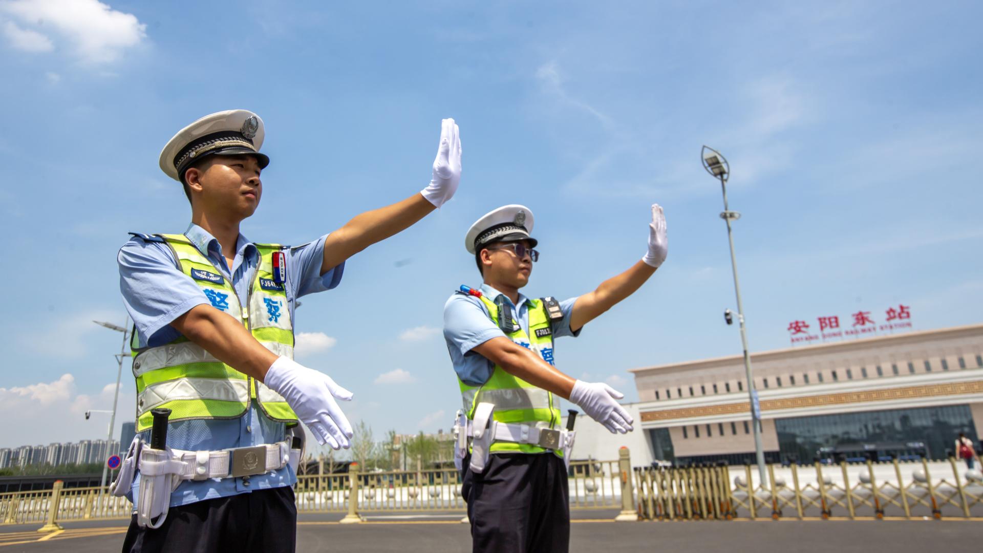 河南安阳：交警战高温不服“暑”