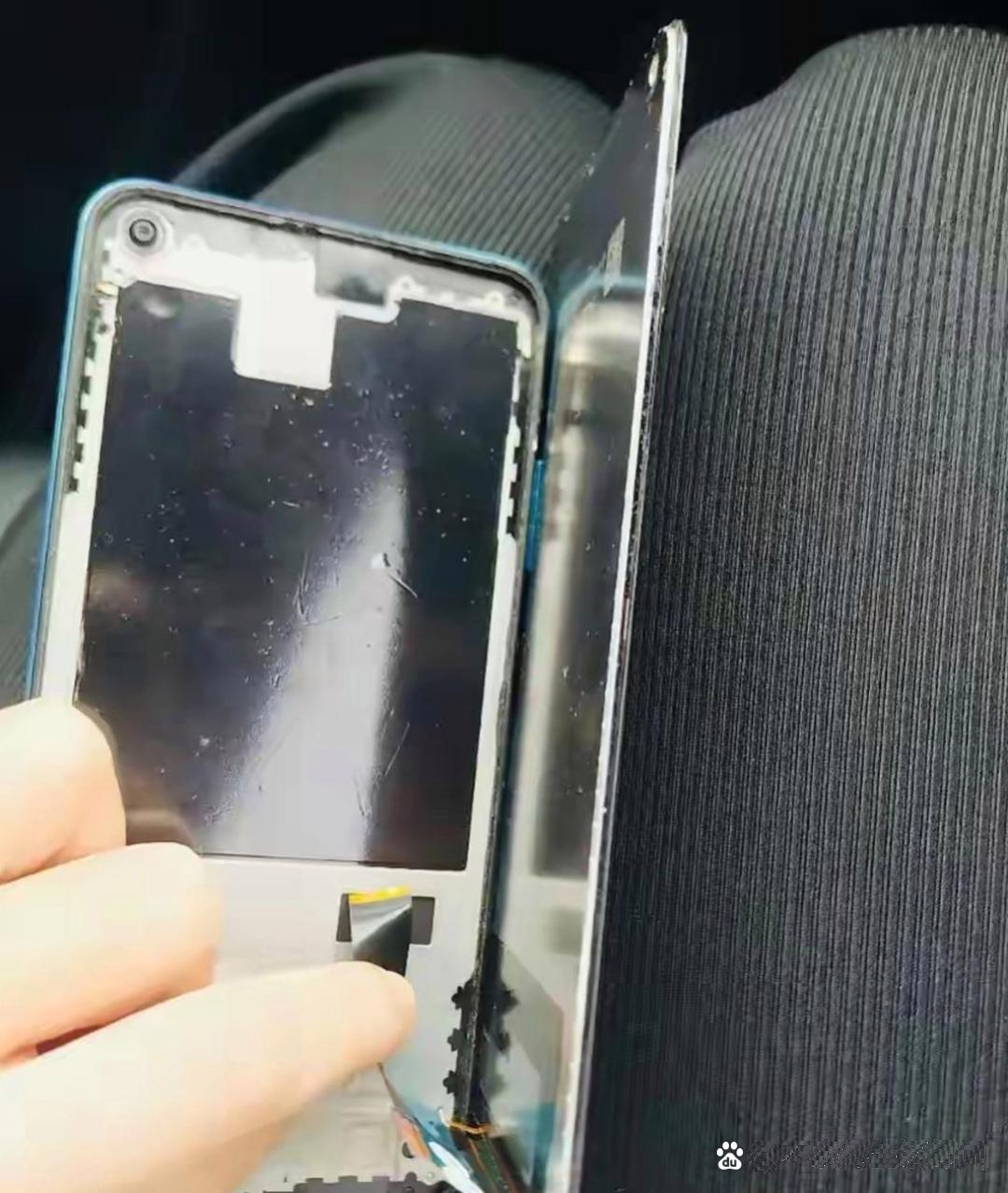 我刚买3个月的手机，被同事不小心摔坏，开不了机，同事立马就去买了个新的给我，可提
