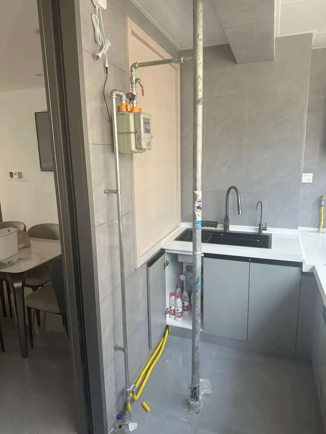 这个管子非要装在这吗？这合理吗？