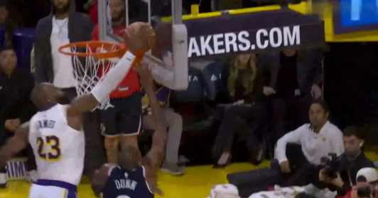 詹姆斯拼了，东契奇关键回合被抢断，詹姆斯奋力回追，顶板大帽确保领先优势5分！詹姆