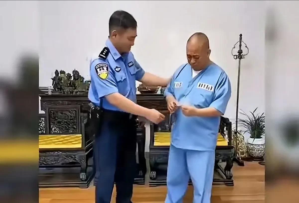 【释永信（刘应成）的真实写照】
少林寺有个“刘光头”，
屁股底下坐着一栋楼。（豪