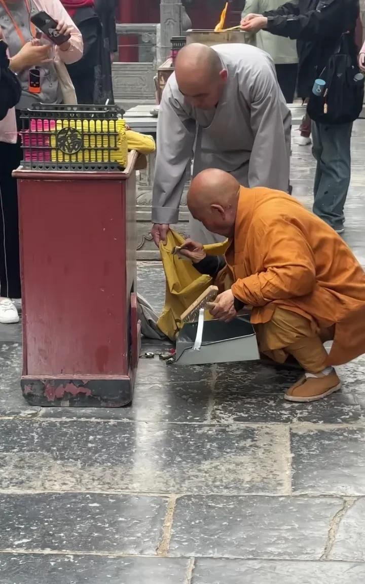 之前，我去过深圳的一所寺庙拜佛，“香火钱”还好，10块钱一把，不是很贵，但寺庙门
